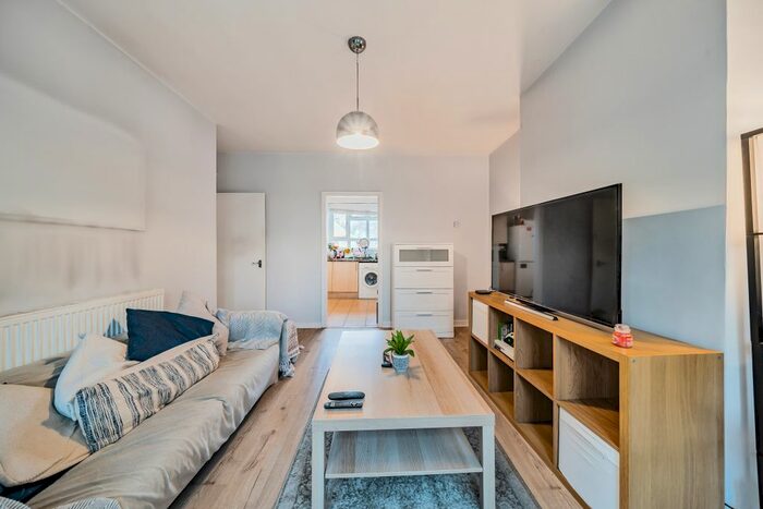 2 Bedroom Flat To Rent In Hemans Street, London, SW8
