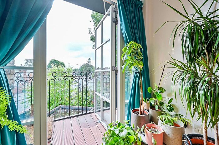 1 Bedroom Flat For Sale In Palladian Gardens, Chiswick, London, W4