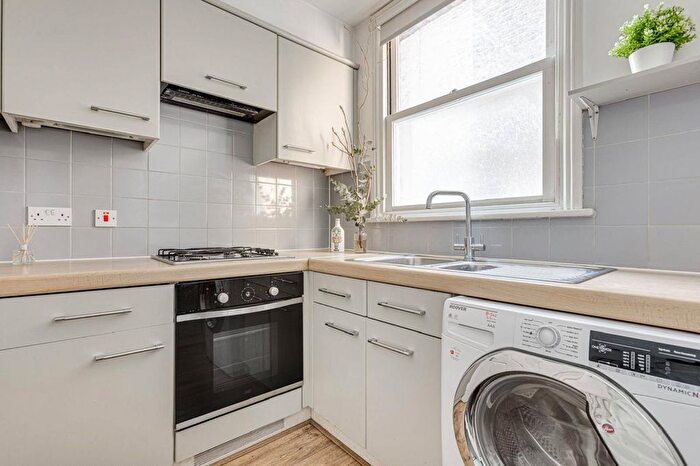 2 Bedroom Flat To Rent In Fulham Road, Fulham, London, SW6