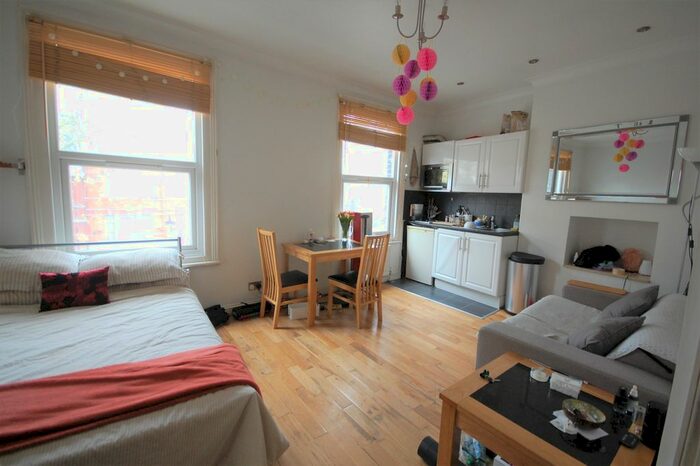 Studio To Rent In Chiswick High Road, London, W4