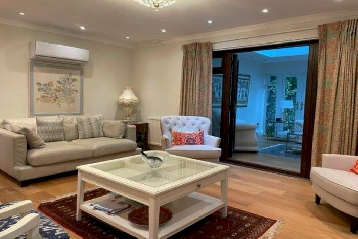 4 Bedroom Bungalow To Rent In Grangemount, Leatherhead, KT22