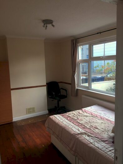 4 Bedroom Semi-Detached House To Rent In Almond Avenue, Ealing W5