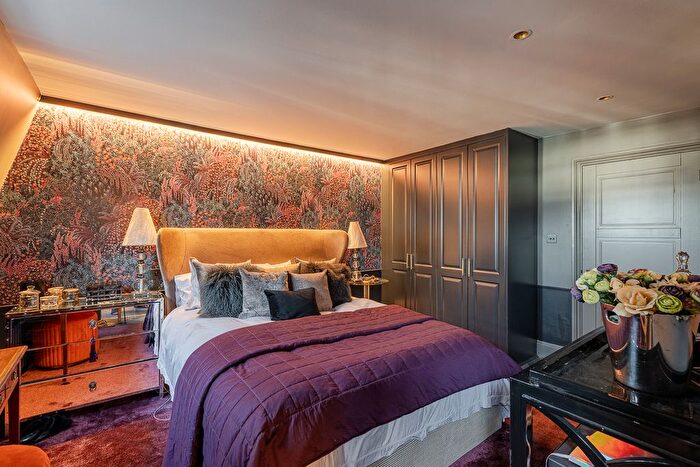 3 Bedroom Flat To Rent In Redcliffe Gardens, Chelsea, SW10