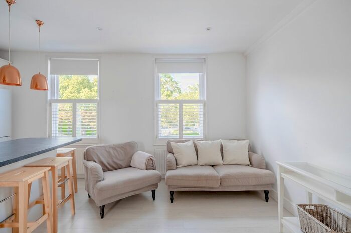 2 Bedroom Flat To Rent In Lndn-C - Clapham Common South Side, London, SW4