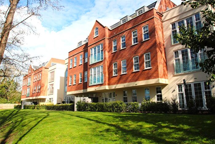 2 Bedroom Flat For Sale In Jubilee Gardens, Weybridge, Surrey, KT13