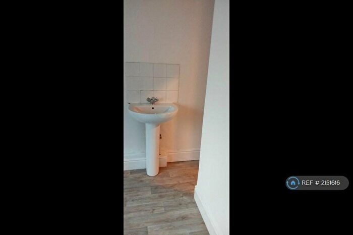 3 Bedroom Semi-Detached House To Rent In Hucklow Road, Sheffield, S5