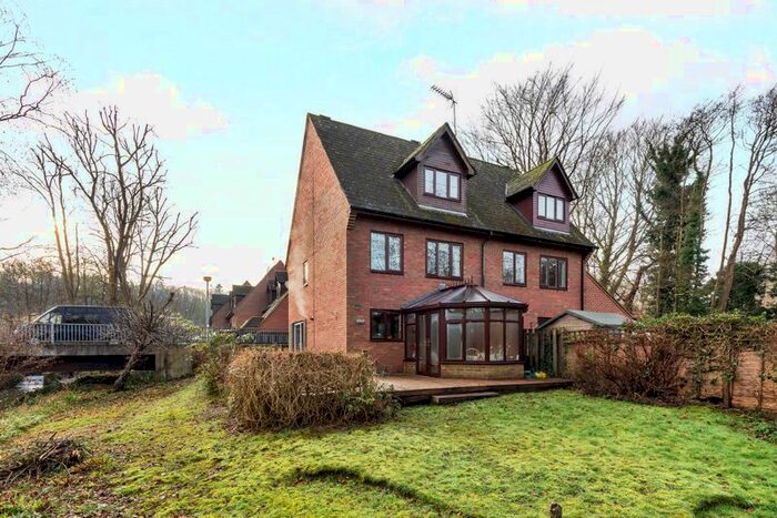 3 Bedroom Town House To Rent In Blackburn Way, Godalming GU7