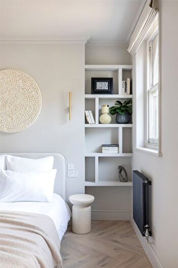 2 Bedroom Flat For Sale In Kensington Gardens Square, London, W2