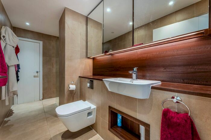 2 Bedroom Flat To Rent In Wandsworth Road, Nine Elms, London, SW8