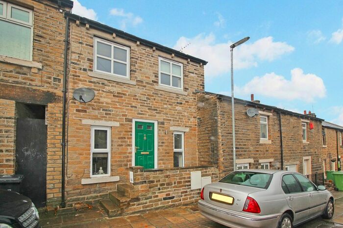 2 Bedroom Town House To Rent In New Street, Netherton, Huddersfield, HD4