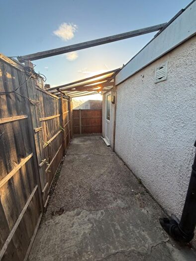 Studio To Rent In Princes Avenue, London, NW9
