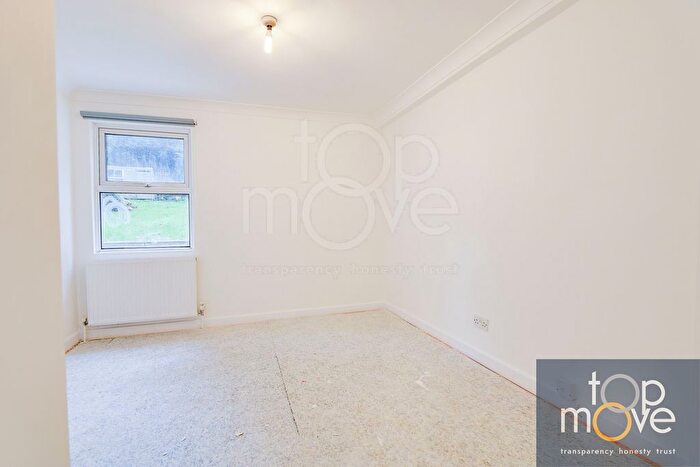 2 Bedroom Flat To Rent In Fox Hill, London, SE19