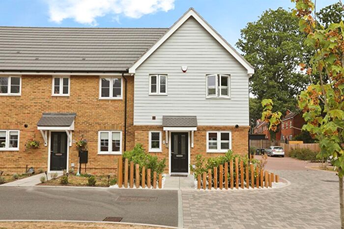 3 Bedroom Semi Detached House For Sale In Sinden Heath, Felbridge, RH19