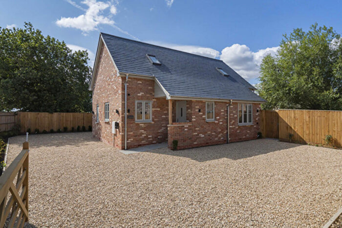 3 Bedroom Detached House For Sale In Station Road, Blackthorn, OX25