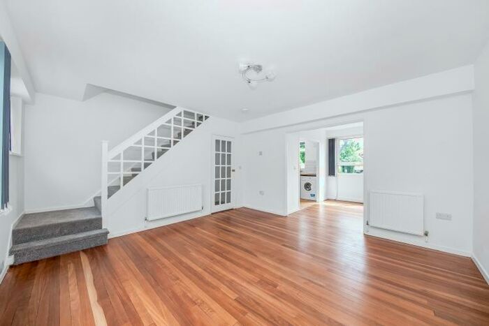 2 Bedroom Maisonette To Rent In Courtlands Avenue Lee, SE12