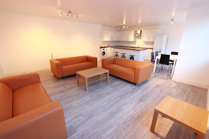 3 Bedroom Flat To Rent In High Road, London, N12