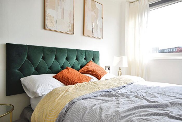 1 Bedroom Flat For Sale In Justin Close, Brentford, TW8