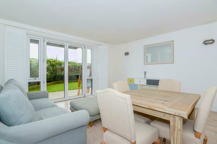 1 Bedroom Apartment To Rent In Millennium Harbour, Westferry Road, E14