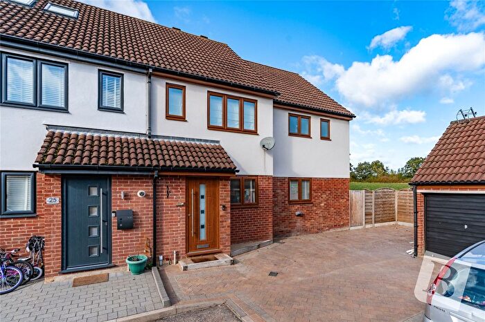3 Bedroom Semi-detached House For Sale In Fairbank Close, Ongar, Essex, CM5