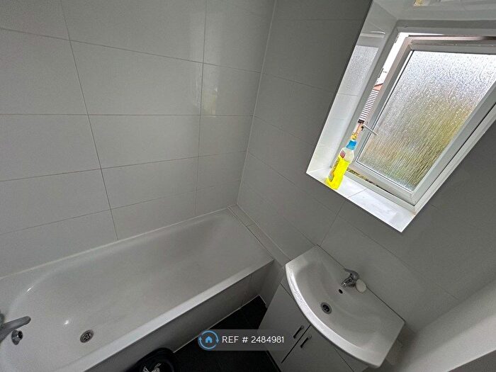 3 Bedroom Flat To Rent In Elgar House, London, N8