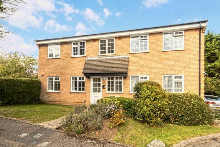 1 Bedroom Flat To Rent In Minstrel Gardens, Surbiton, KT5