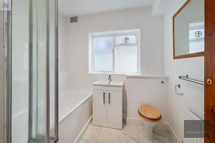 1 Bedroom Apartment For Sale In Thirsk Road, Battersea, SW11