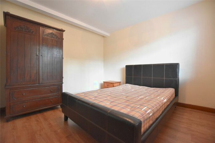 Semi-Detached House To Rent In Warbank Crescent, New Addington, Croydon CR0