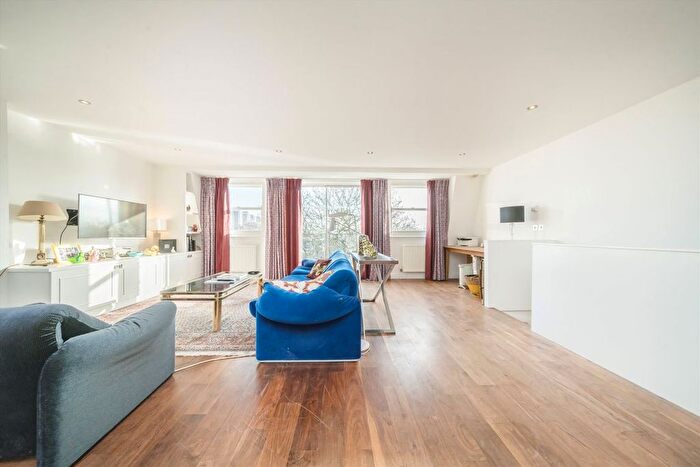 3 Bedroom Flat For Sale In Hammersmith Grove, Hammersmith, W6