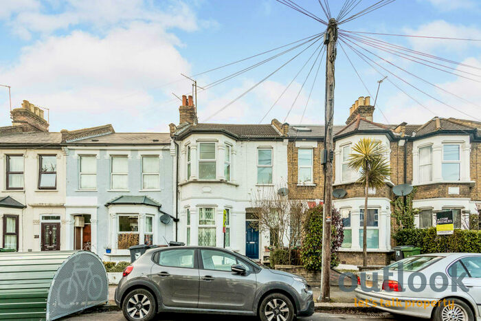 2 Bedroom Flat To Rent In Albert Road, Leyton, E10