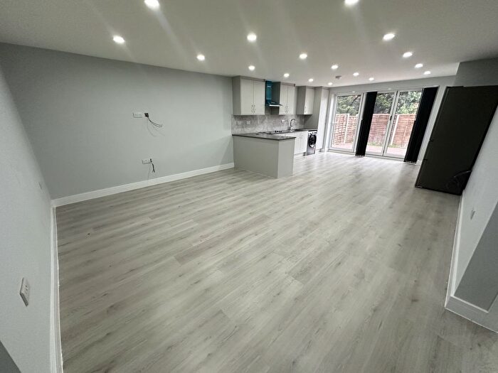 3 Bedroom Flat To Rent In Star Road, Uxbridge, Greater London, UB10