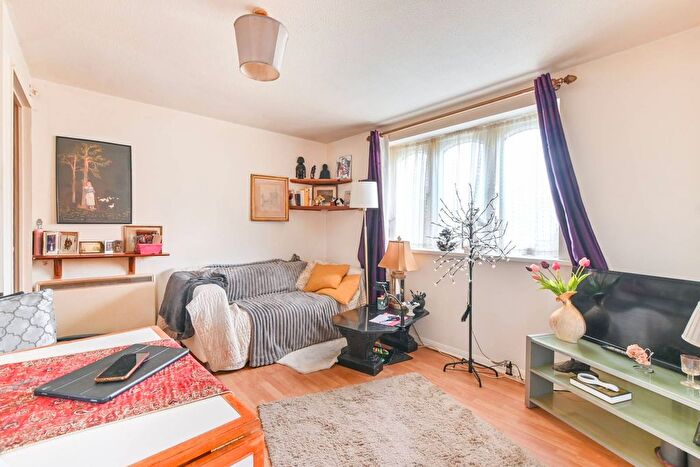 Studio To Rent In Chartwell Close, Greenford, UB6