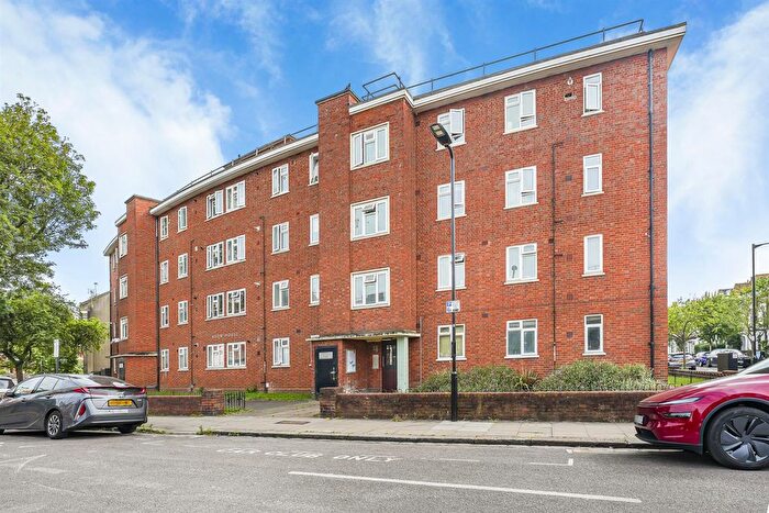 2 Bedroom Flat To Rent In Clissold Crescent, Stoke Newington, N16