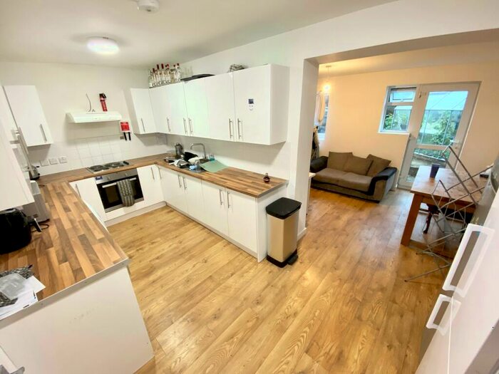 6 Bedroom House To Rent In Fentum Road, Guildford, GU2