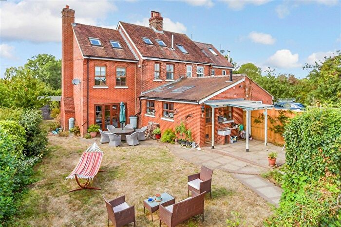 4 Bedroom Semi-Detached House For Sale In Lees Road, Yalding, Kent, ME18