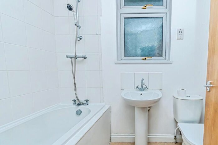 2 Bedroom Flat For Sale In Galpins Road, Thornton Heath, CR7