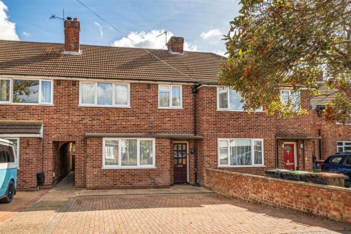 3 Bedroom Terraced House For Sale In Aylesbury Road, Bedford, MK41
