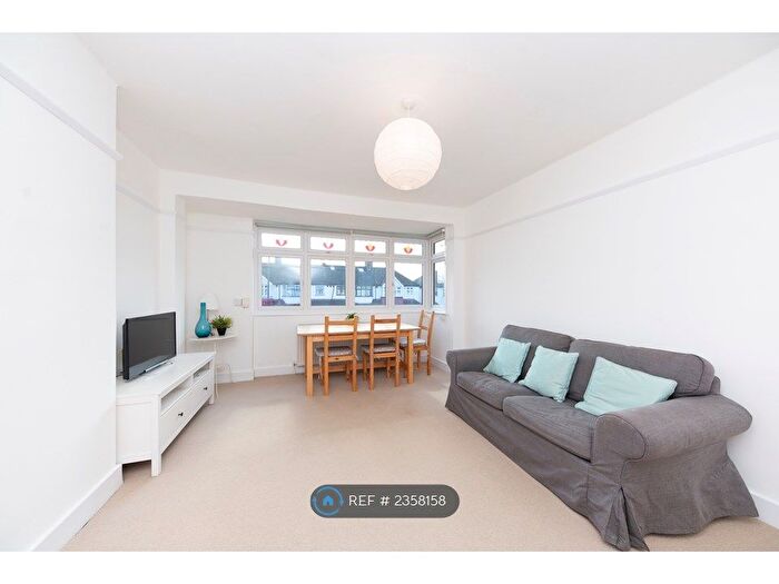 2 Bedroom Flat To Rent In Raynes Park, London, SW20