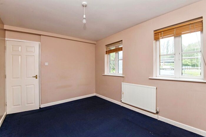 2 Bedroom Flat For Sale In Lewis Crescent, Exeter, EX2