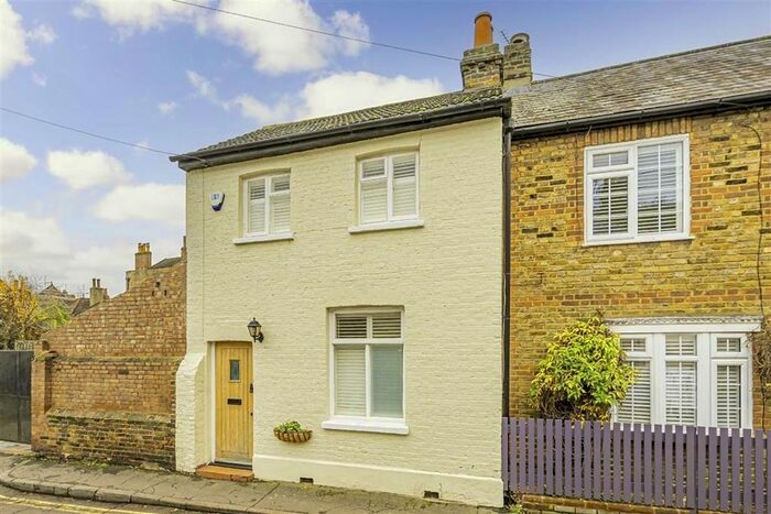 2 Bedroom Property To Rent In Watts Lane, Teddington, TW11