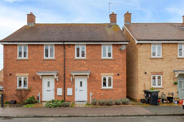 2 Bedroom Semi-Detached House For Sale In Fennel Avenue, Stotfold, SG5