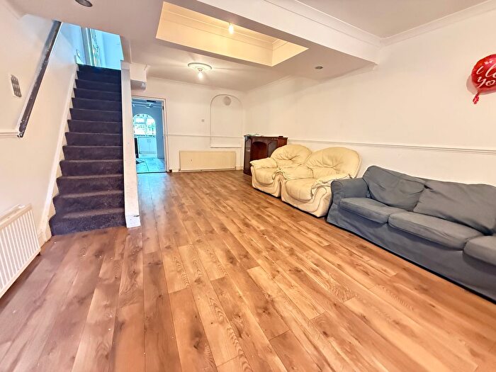 3 Bedroom End Terrace House To Rent In Queens Road, Southall, UB2