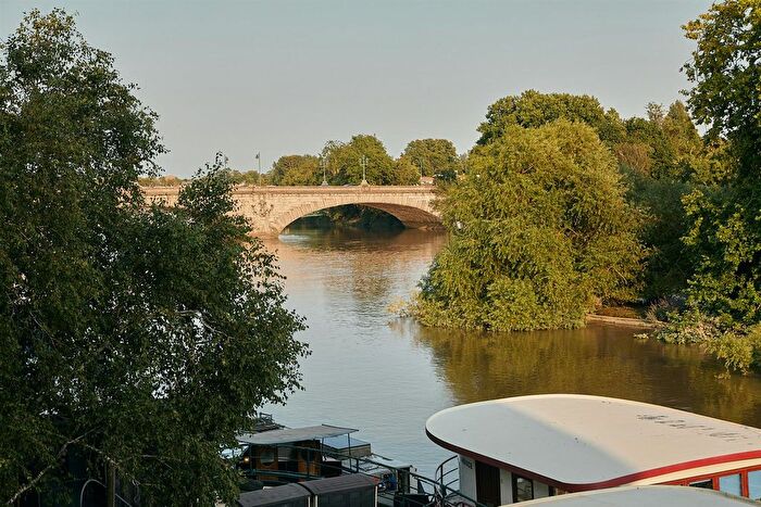 3 Bedroom Flat For Sale In Kew Bridge Road, Brentford, TW8