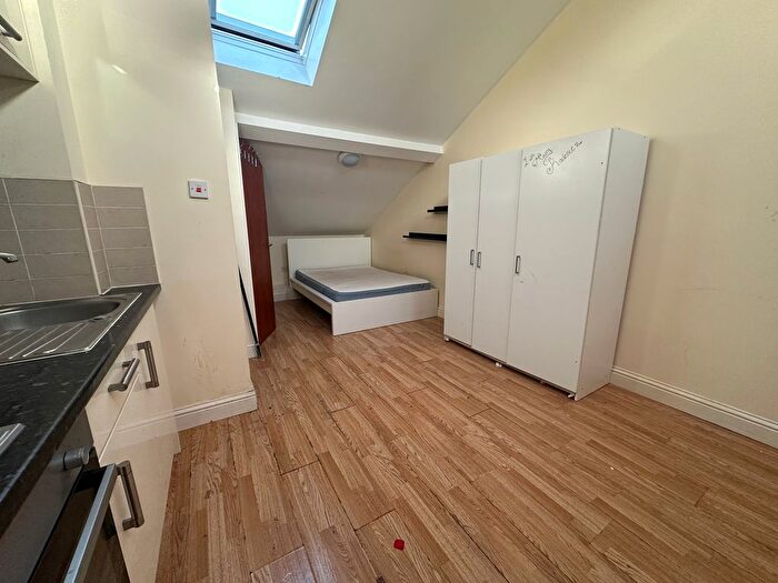 Studio To Rent In Angell Road, London, SW9