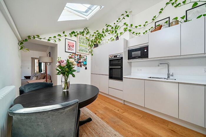 2 Bedroom Flat For Sale In Sandycombe Road, Richmond, TW9