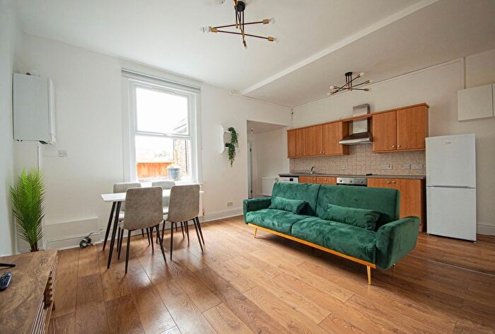 2 Bedroom Flat To Rent In Kingsland High Street, London, E8