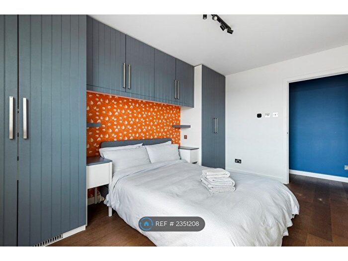 2 Bedroom Flat To Rent In Bramlands Close, London, SW11