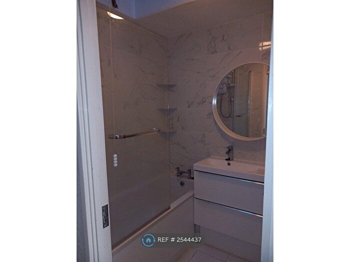 3 Bedroom Maisonette To Rent In Clapton, London, E5