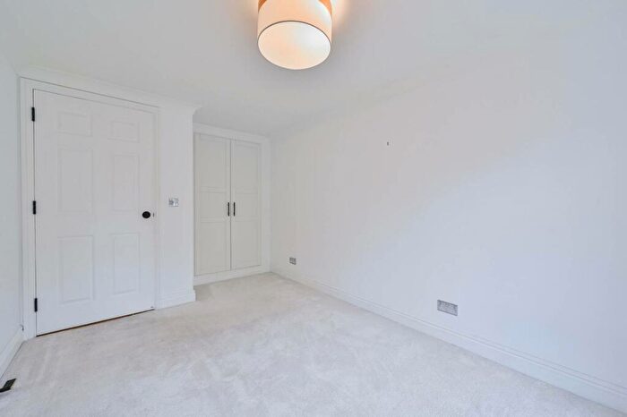 2 Bedroom Flat To Rent In Seven Sisters Road, Finsbury Park, London, N4