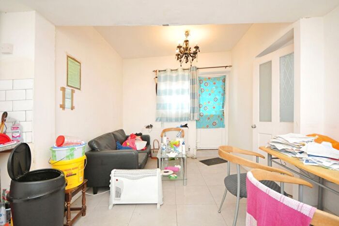 3 Bedroom Flat For Sale In Catford Hill, London, SE6