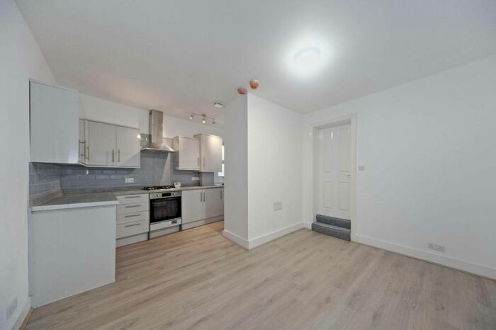 2 Bedroom Apartment To Rent In Harbut Road, London, SW11